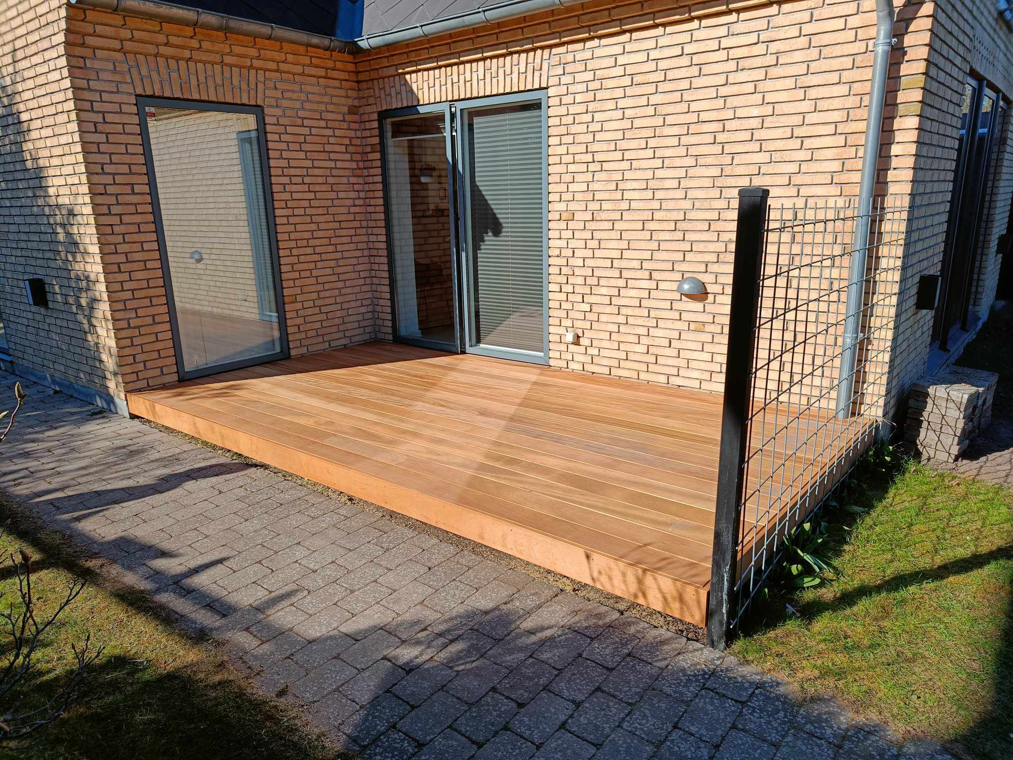 Opbygning af brun træterrasse lavet på Sjælland.